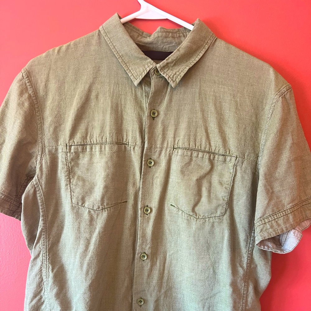 Arc’teryx medium. Causal button down shirt. Very Good condition.